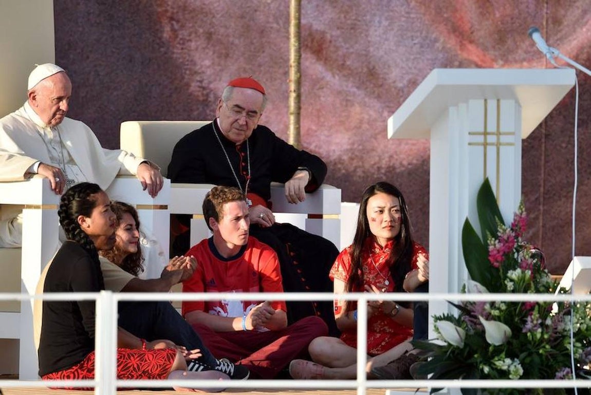 El Papa Francisco se reúne con los jóvenes para celebrar la vigilia en el campo de la Misericordia de Cracovia. 
