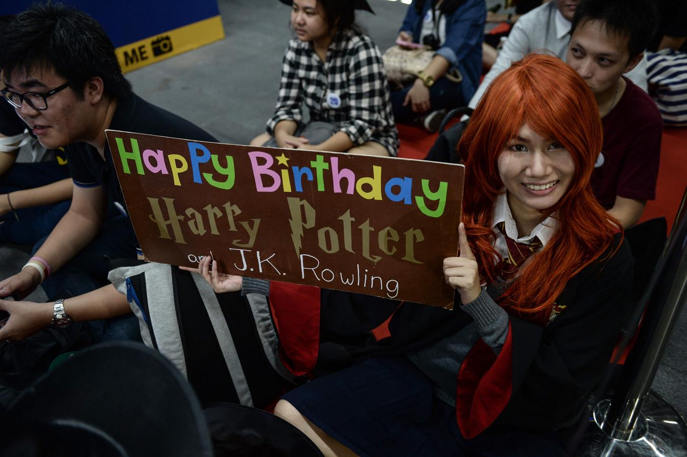 Cartel de «Feliz cumpleaños» para Harry Potter y J. K. Rowling en Bangkok. 