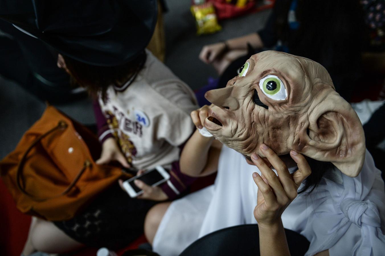 Fan con la máscara de Dobby en Bangkok. 