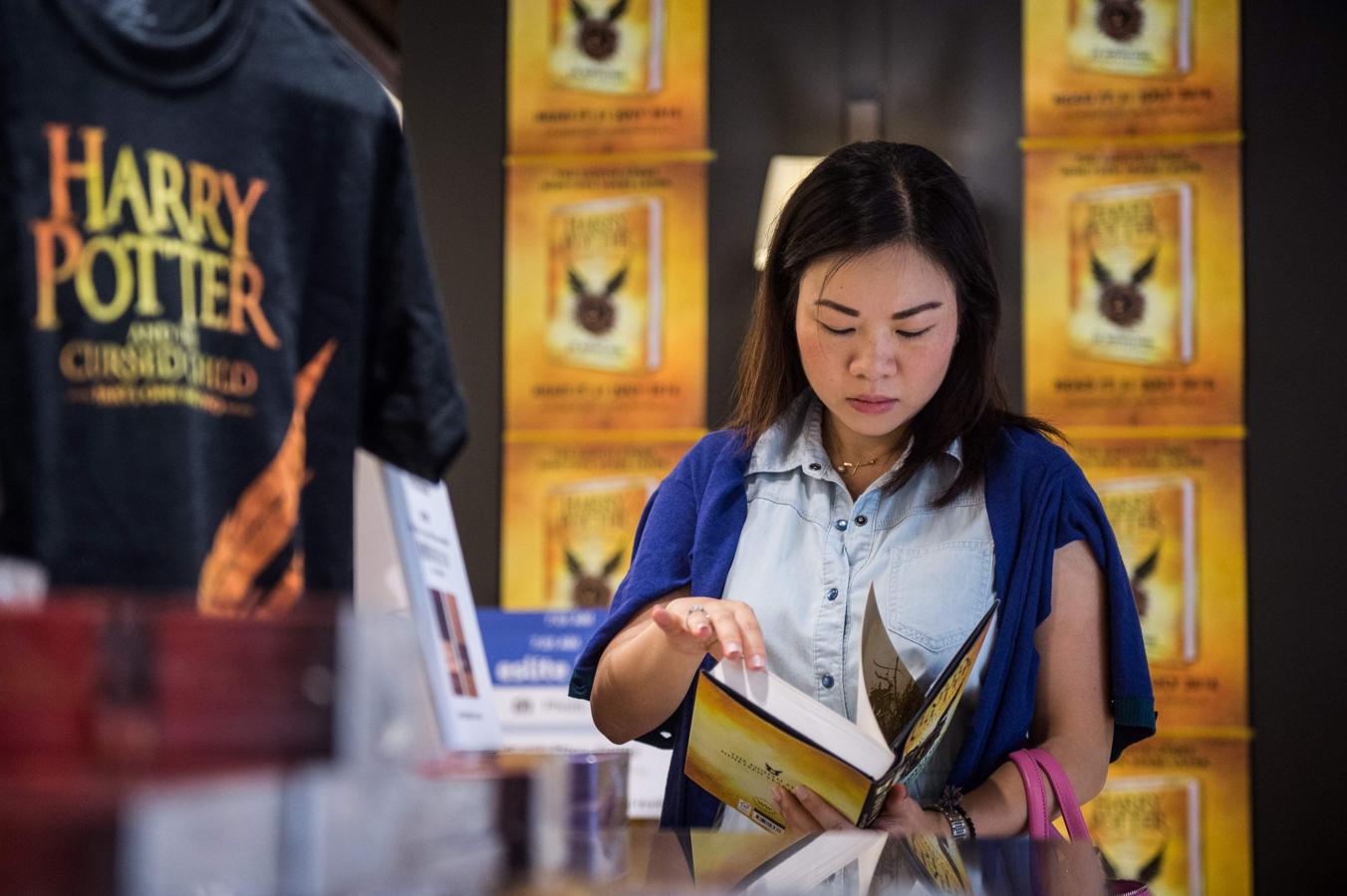 Mujer leyendo el nuevo libro de Harry Potter en Hong Kong. 