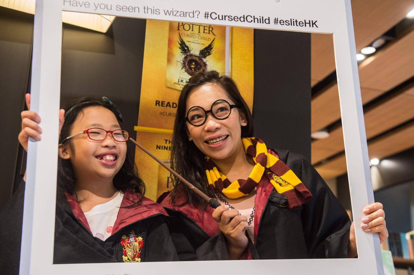 Dos jóvenes imitando a los estudiantes de Hogwarts en Hong Kong. 