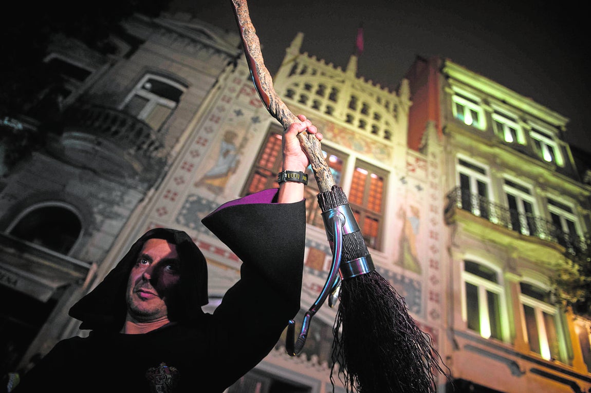 Fan sosteniendo una escoba mágica en Oporto. 