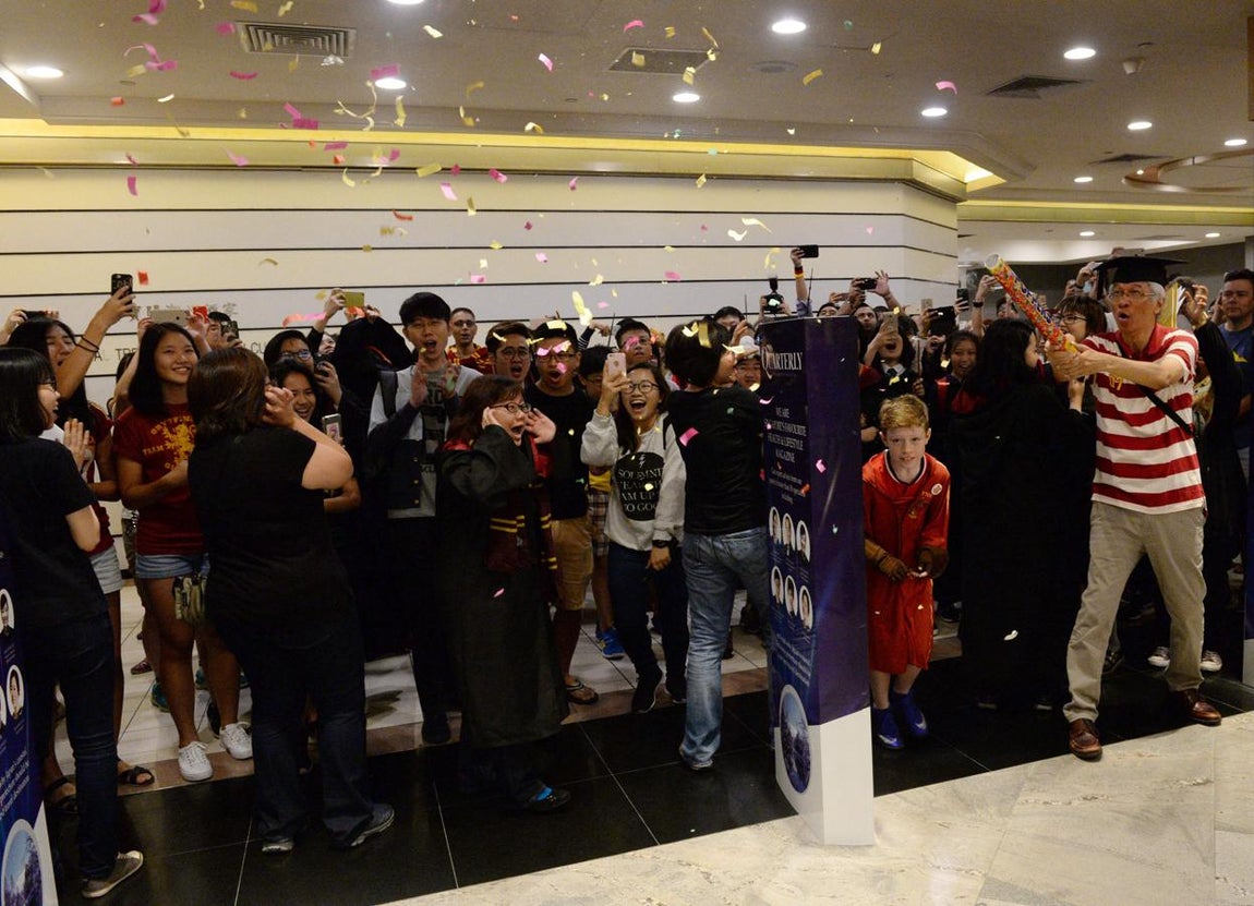 Clientes de Singapur esperando la salida del nuevo libro. 