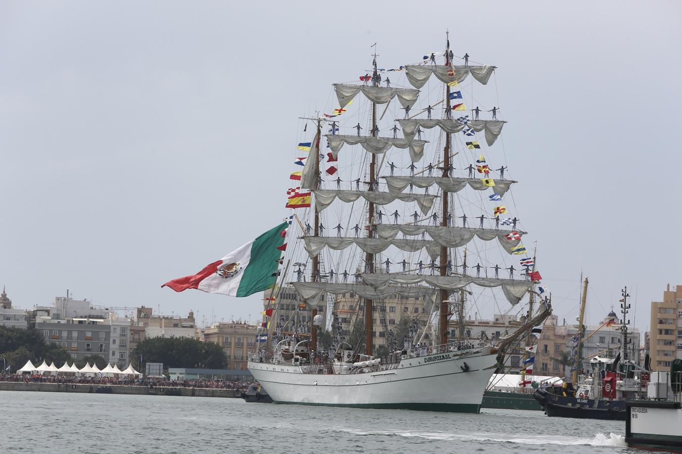 La salida de los veleros del puerto de Cádiz, en imágenes