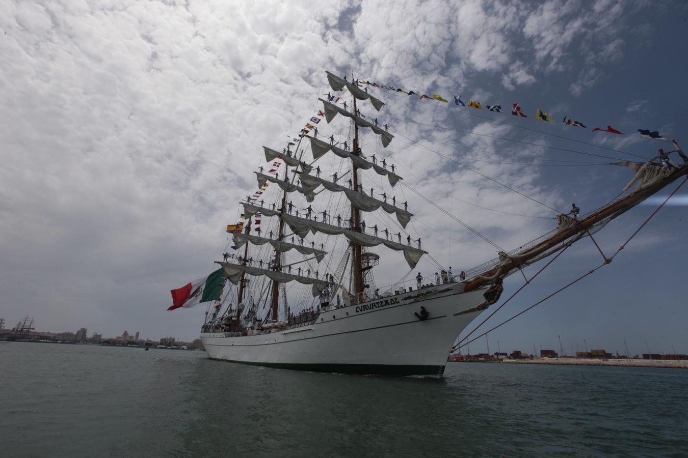 La salida de los veleros del puerto de Cádiz, en imágenes