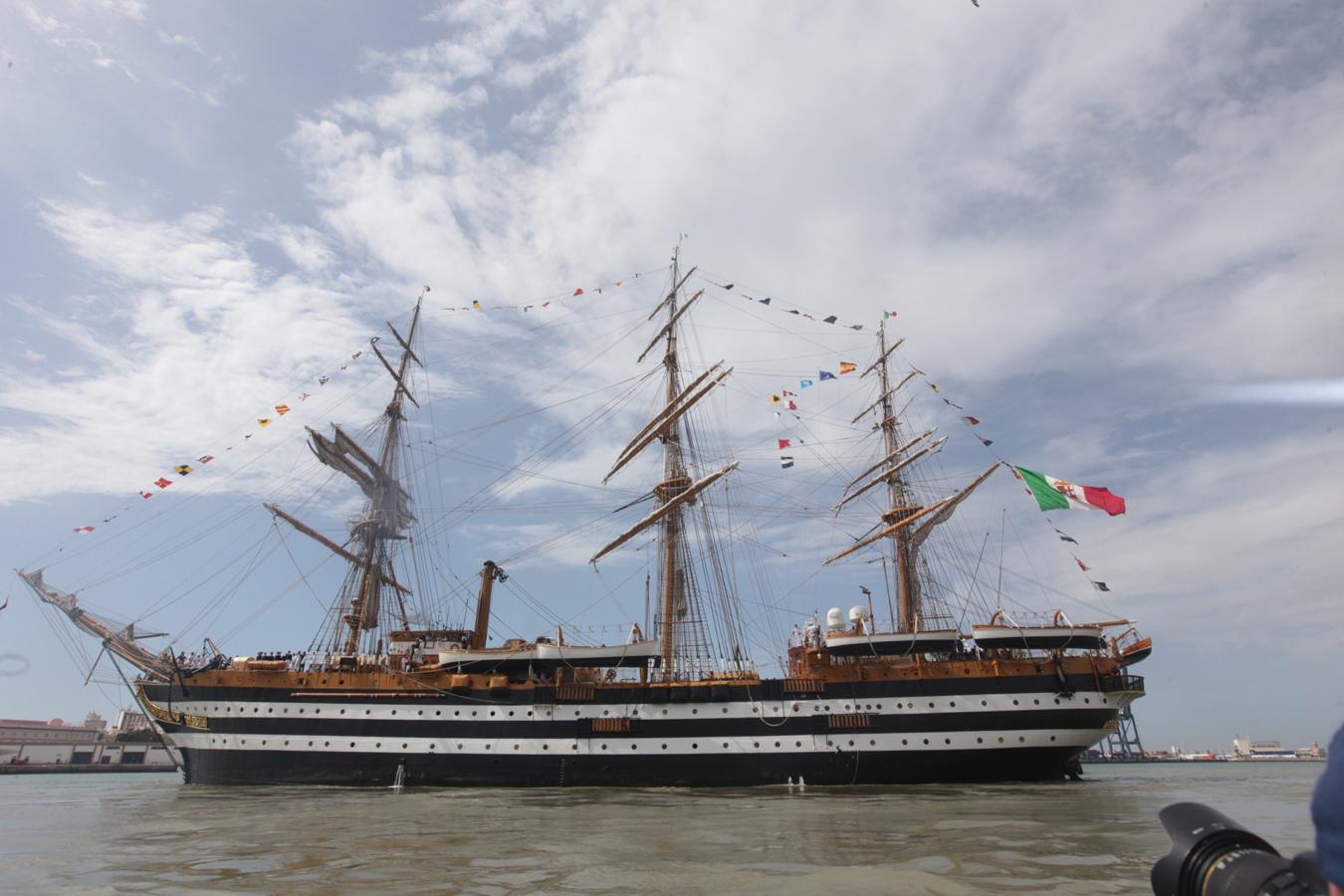 La salida de los veleros del puerto de Cádiz, en imágenes