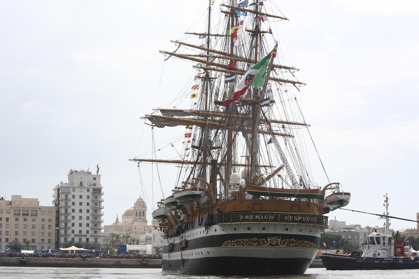 La salida de los veleros del puerto de Cádiz, en imágenes