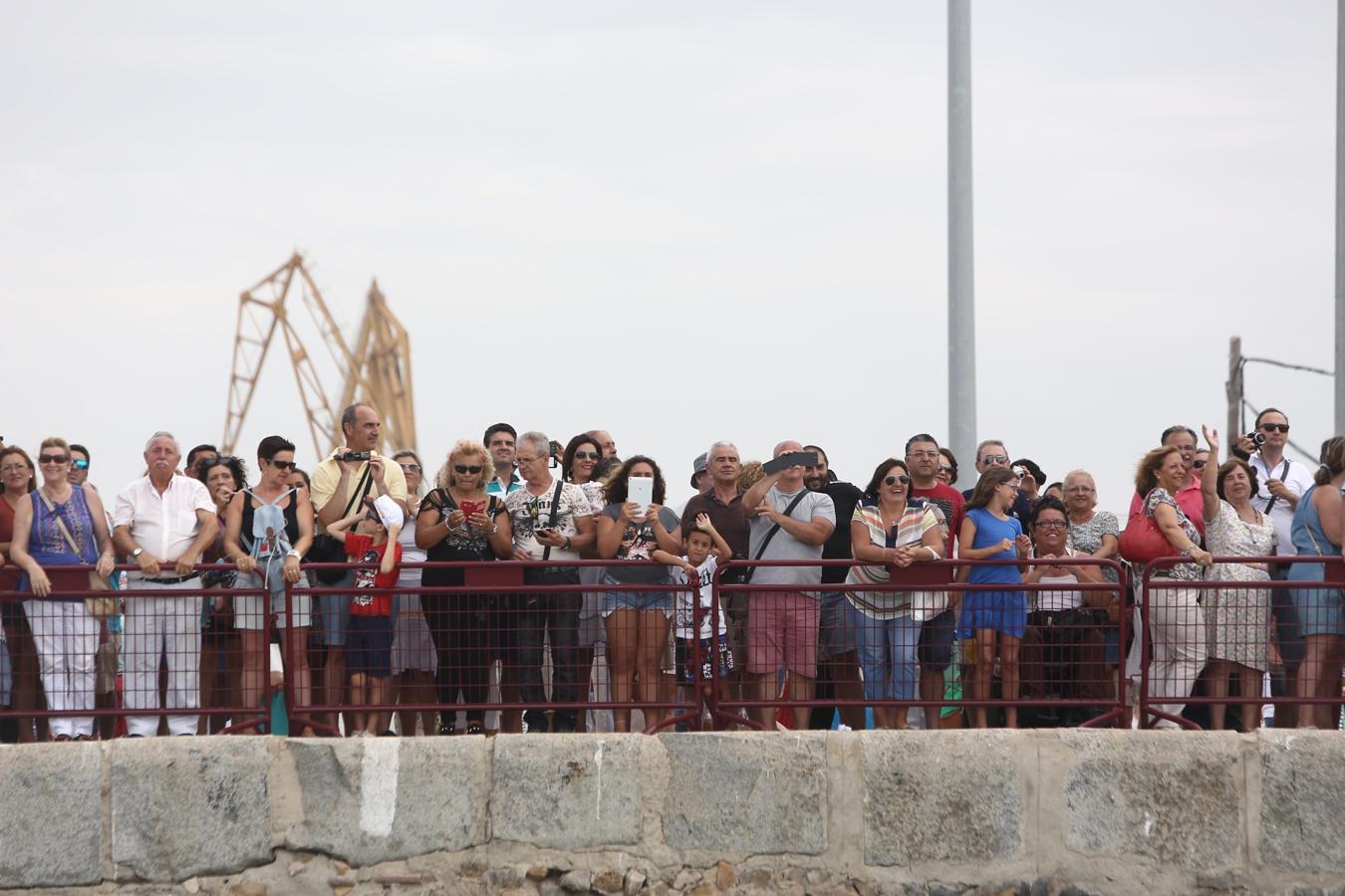 La salida de los veleros del puerto de Cádiz, en imágenes