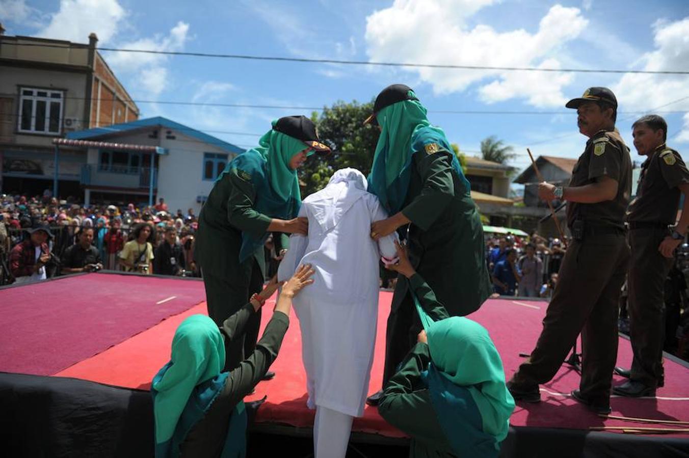 Una mujer de Aceh, en la parte más occidental de Indonesia, a punto de ser flagelada por mantener relaciones fuera del matrimonio