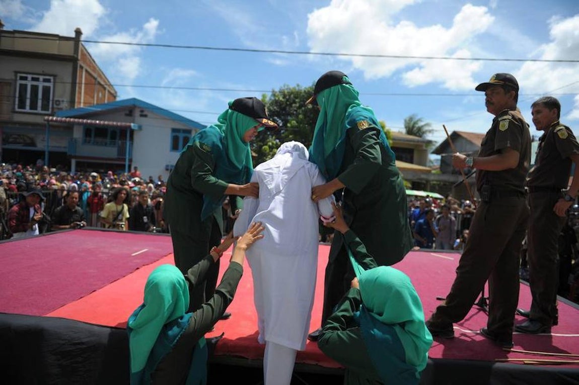 Una mujer de Aceh, en la parte más occidental de Indonesia, a punto de ser flagelada por mantener relaciones fuera del matrimonio. 