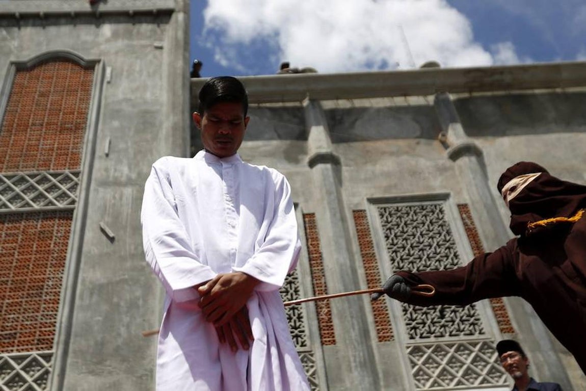 Un hombre es fustigado delante de cientos de personas en la mezquita Al Furqon, en Aceh (una provincia que en los últimos años se ha vuelto más conservadora). 