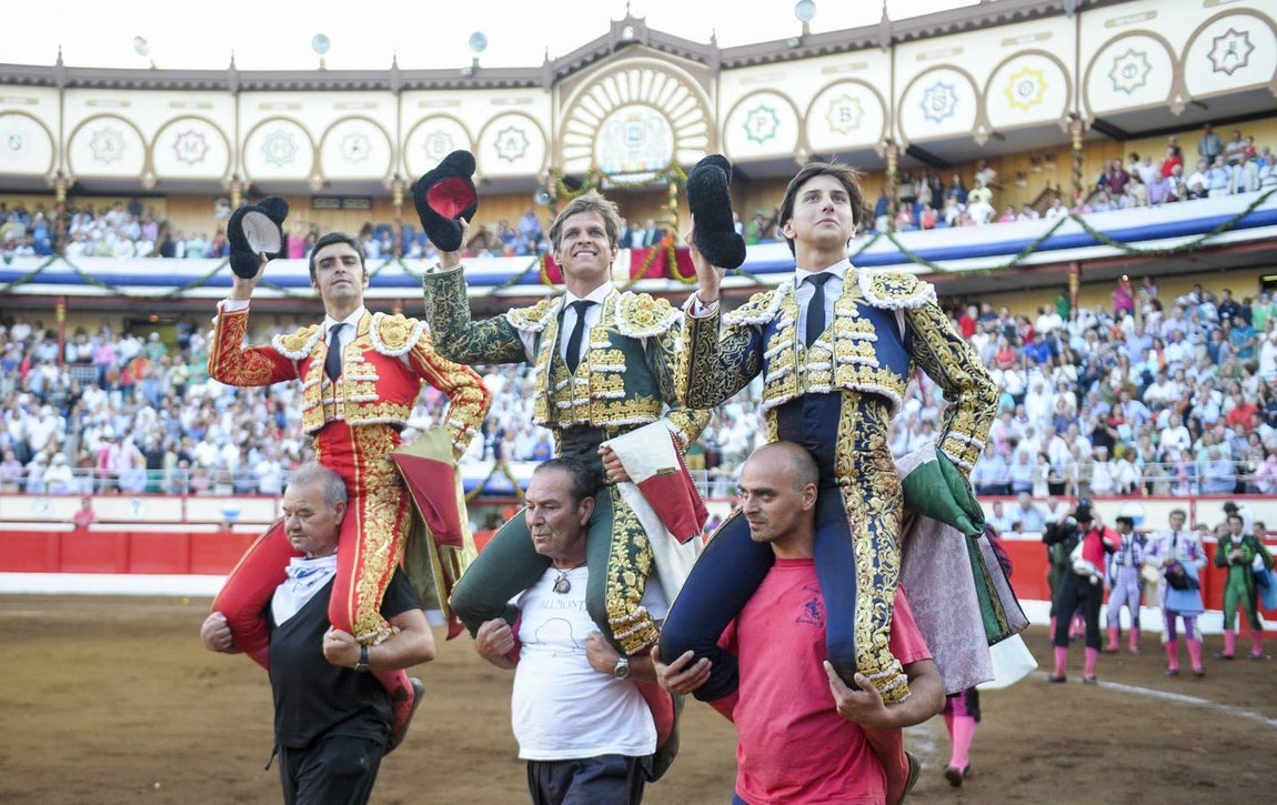 Perera, El Juli y Roca salen a hombros. 