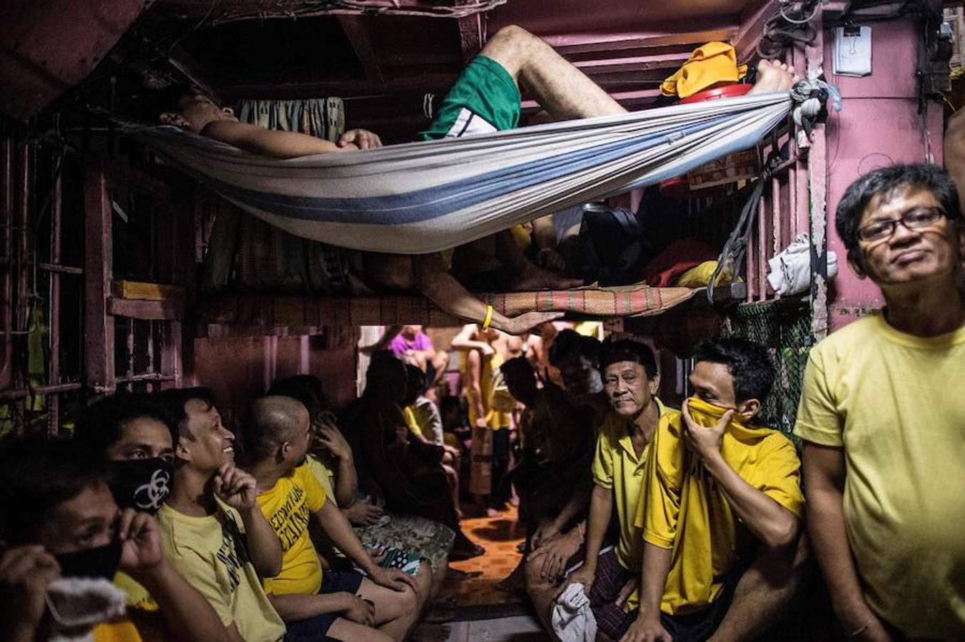 A veces, los detenidos de las cárceles filipinas utilizan hamacas improvisadas para dormir. 