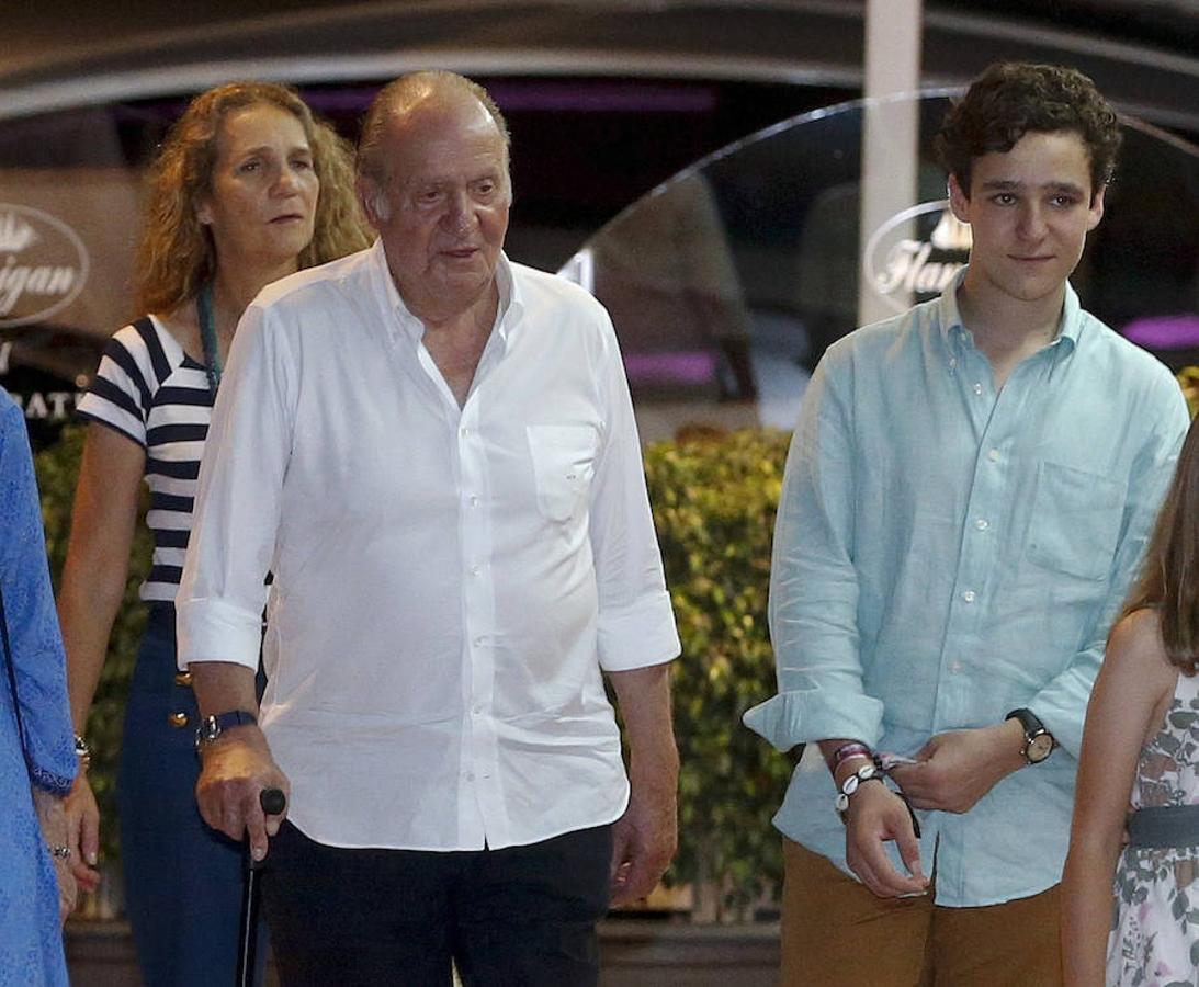 Don Juan Carlos, su nieto Felipe Juan Froilán y la infanta Elena, a la salida del restaurante. 