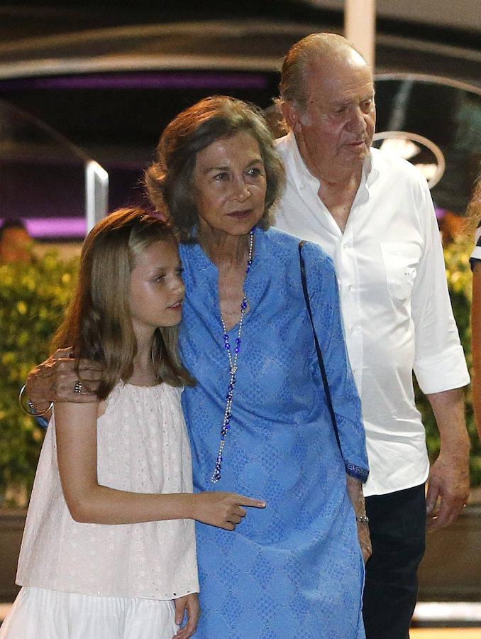 Los reyes eméritos don Juan Carlos y doña Sofía, acompañados por la princesa de Asturias