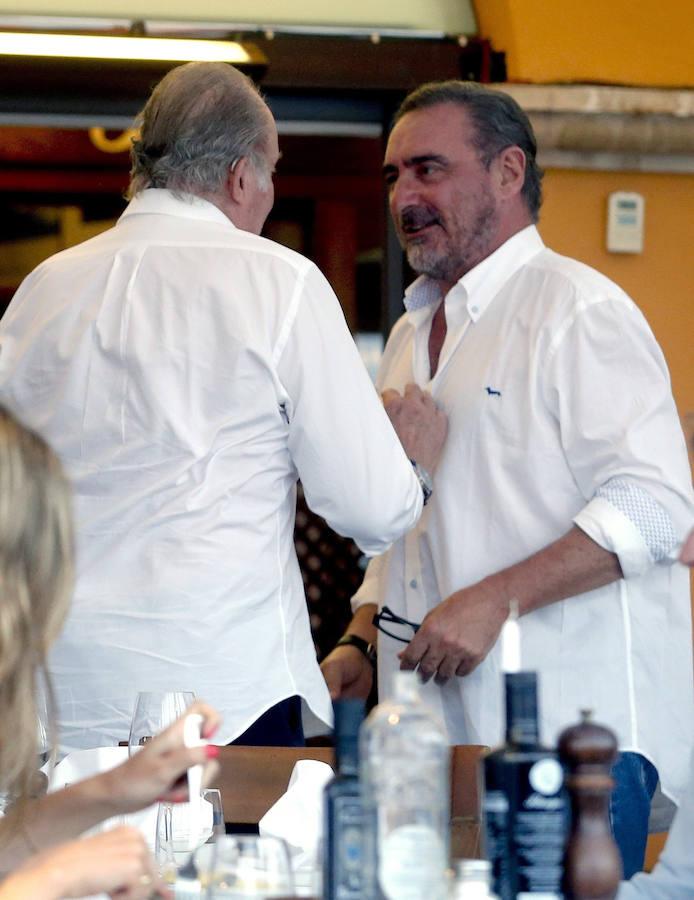 El rey Juan Carlos (i) saluda al periodista Carlos Herrera, que también estuvo presente en Flanigan. 
