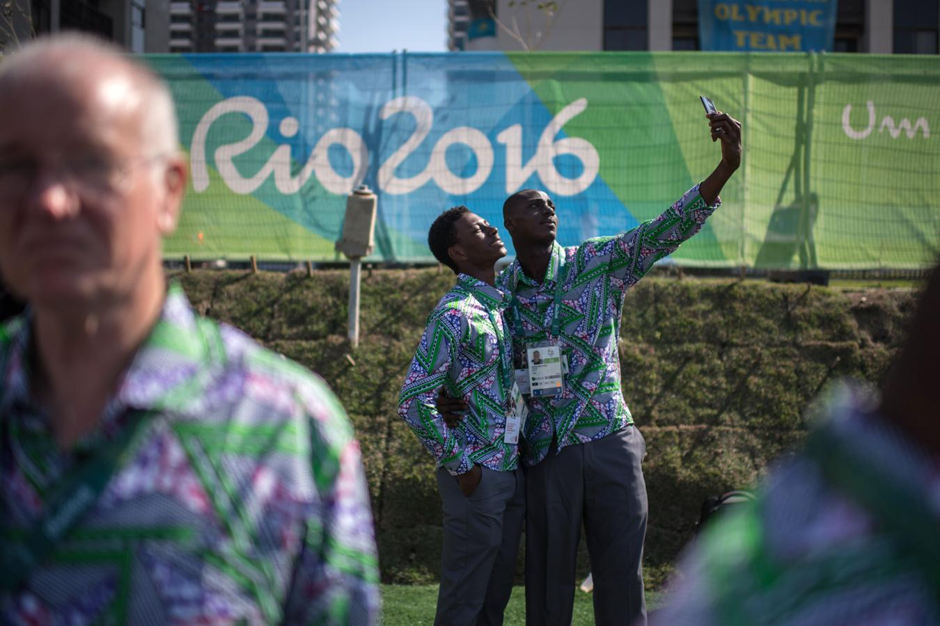 Momento «selfie». Todo el mundo quiere tener una constancia gráfica de estos días. Los deportistas de Burundi no fueron menos