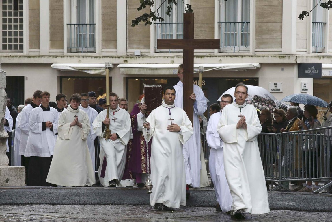 Más de dos millares de personas han acudido a la catedral de Ruan para dar un último adiós al sacerdote Jacques Hamel. 