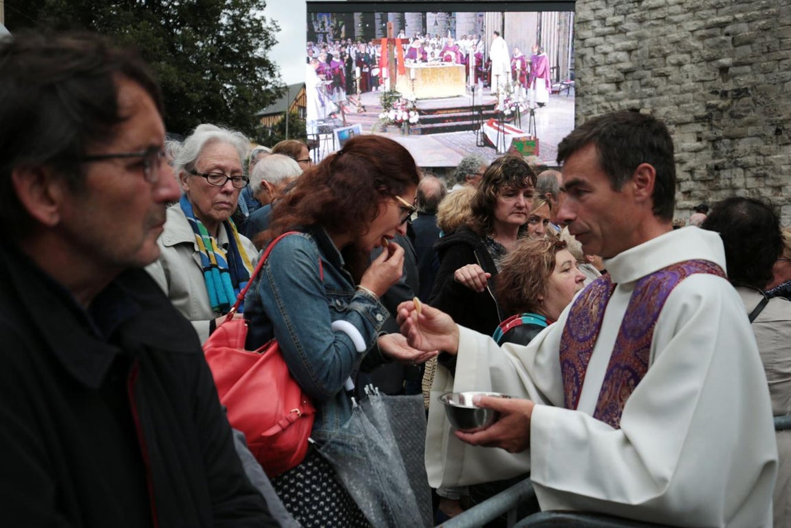 Más de dos millares de personas han acudido a la catedral de Ruan para dar un último adiós al sacerdote Jacques Hamel. 