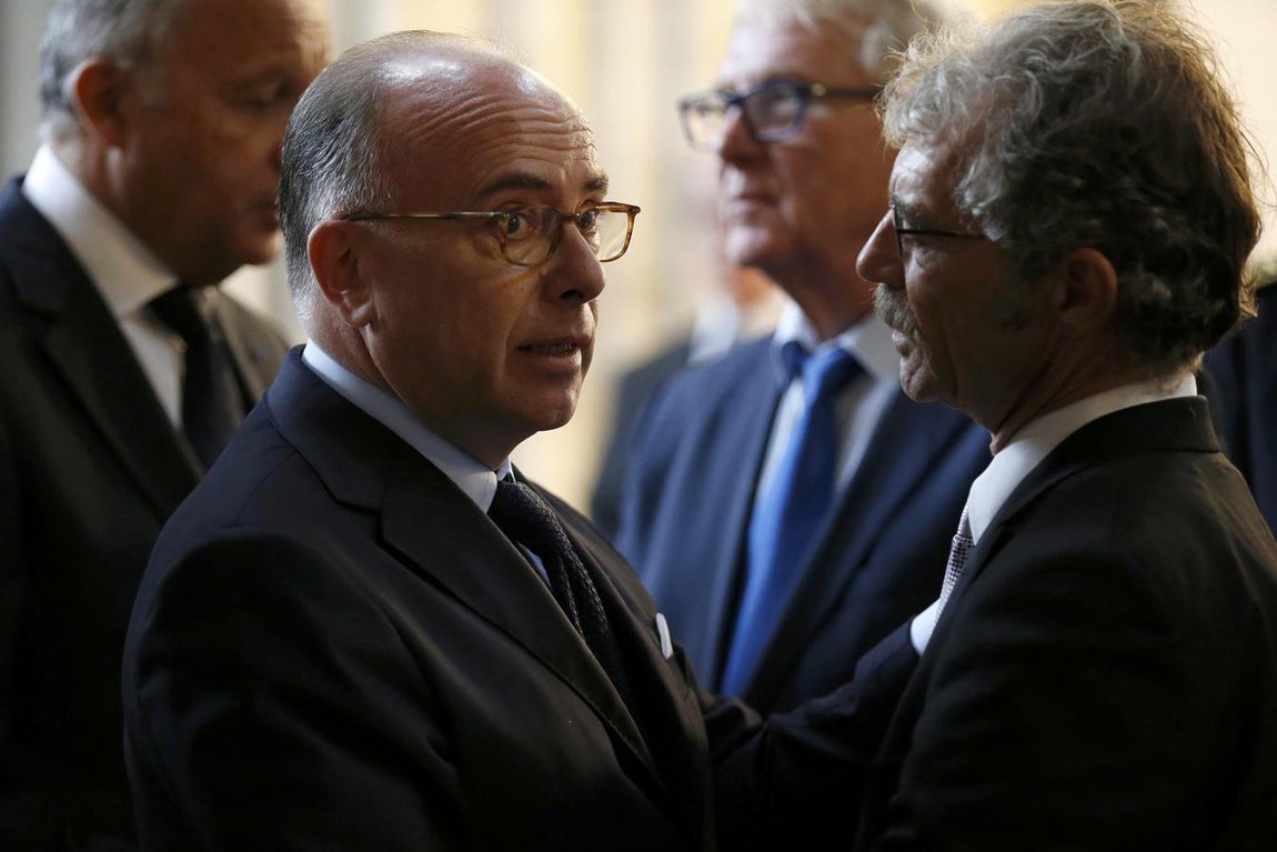 Más de dos millares de personas han acudido a la catedral de Ruan para dar un último adiós al sacerdote Jacques Hamel. En la imagen, el ministro francés de Interior, Bernard Cazeneuve, y el alcalde de Saint-Etienne-du-Rouvray, Hubert Wulfranc. 