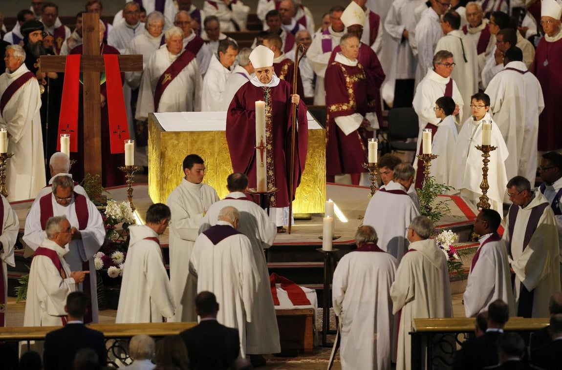 Más de dos millares de personas han acudido a la catedral de Ruan para dar un último adiós al sacerdote Jacques Hamel. 