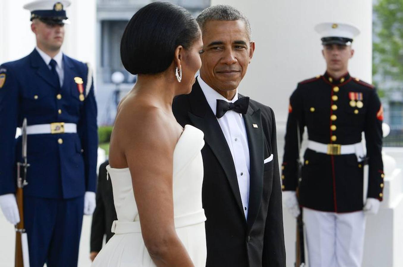 Michelle Obama lució un espectacular vestido largo blanco, con escote y doble capa trasera en forma de cola
