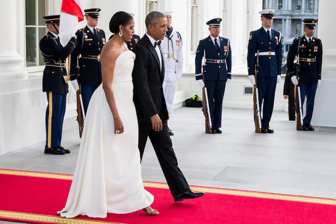 Su vestuario lo complementó con unos pendientes brillantes con forma de espiral, moño bajo y uñas en un tono similar al del vestido. 