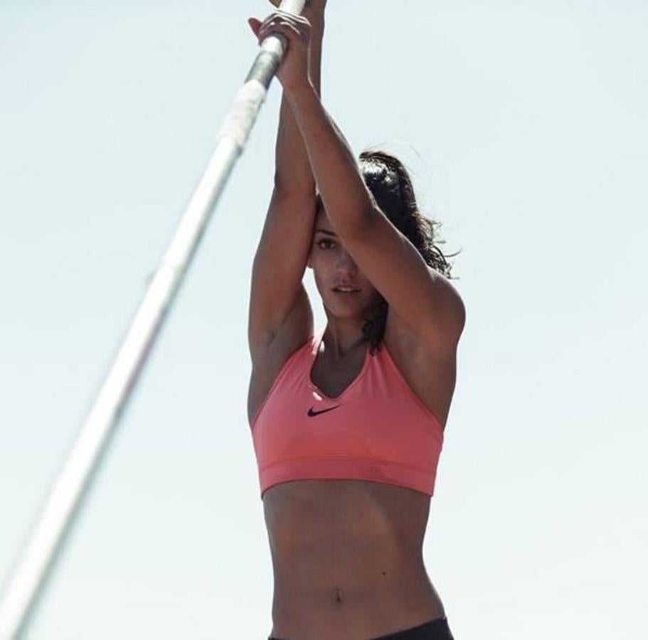Allison Stokke(27 años). Saltadora depértiga estadounidense. 