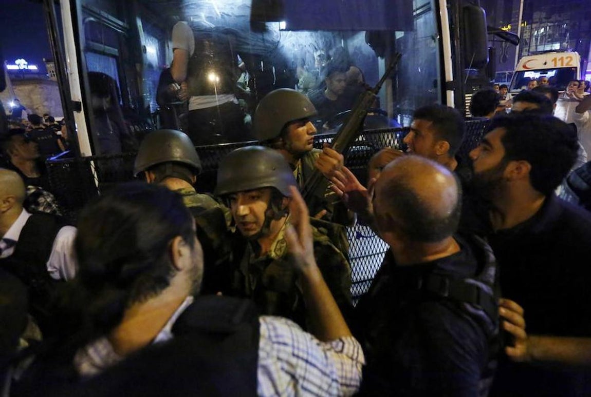 Policías turcos arrestan en Estambul a soldados tras el intento de golpe de Estado. 