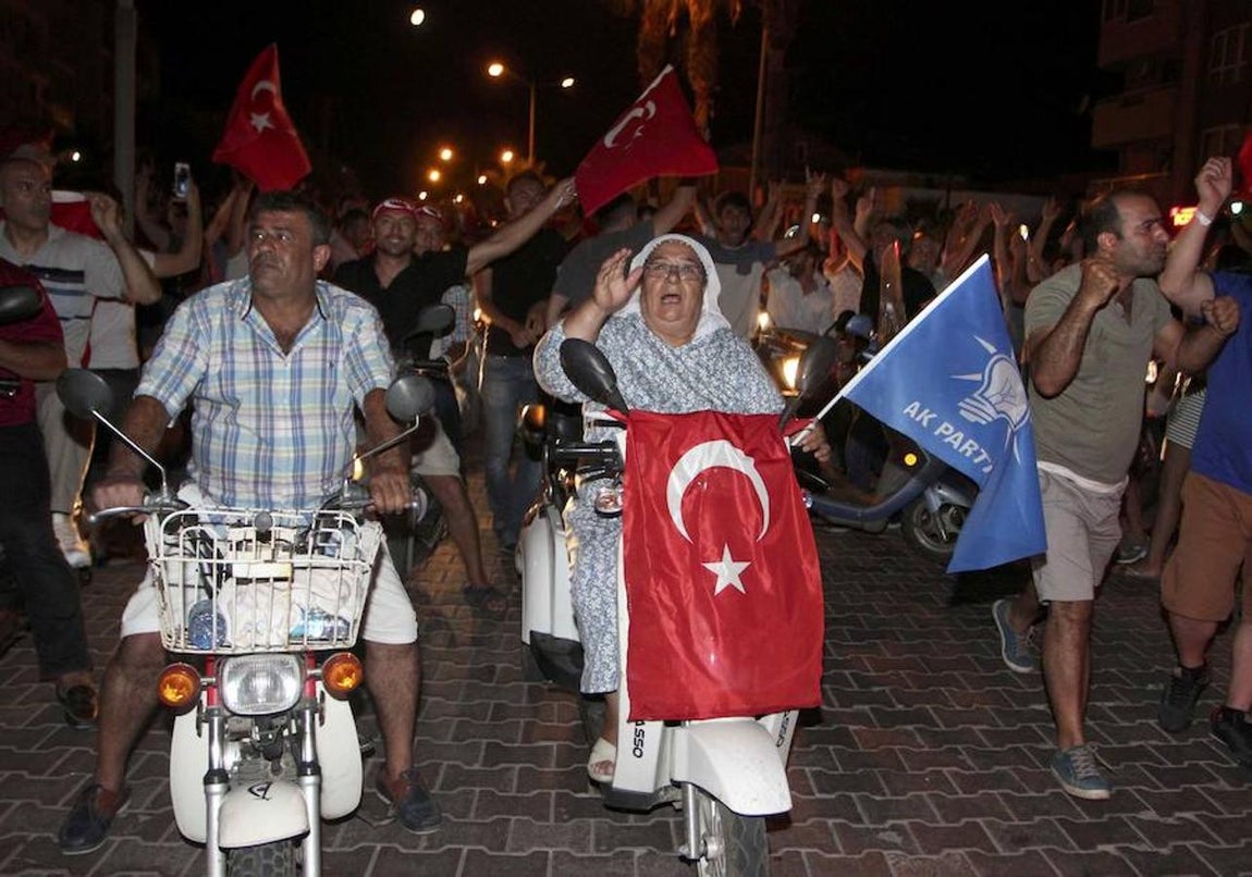 Civiles salen a la calle en la ciudad de Marmaris. 