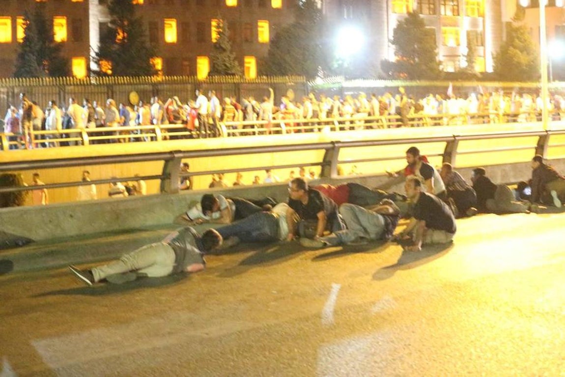 La población se protege de las balas en el puente Bósforo de Estambul. 