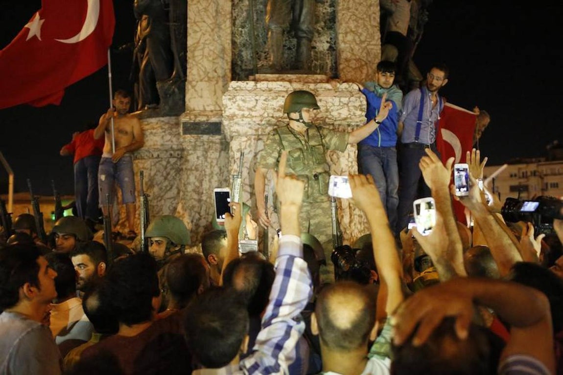 Un soldado, rodeado de civiles en la plaza Taksim de Estambul. 