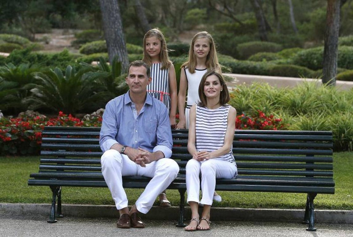 El Rey Felipe VI y la Reina Doña Letizia posan esta tarde con sus hijas, la Princesa Leonor y la Infanta Sofía. 