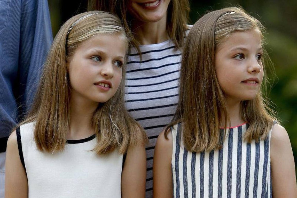 La Princesa Leonor y la Infanta Sofía durante el posado de la Familia Real esta tarde en el Palacio de Marivent, en Palma. 