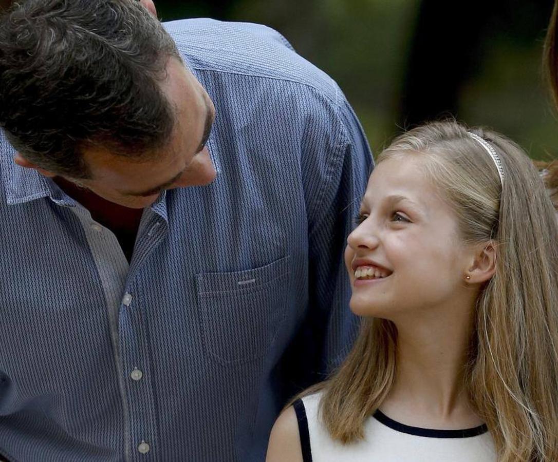 El Rey Felipe VI conversa con su hija, la Princesa Leonor, durante el posado de la Familia Real esta tarde en el Palacio de Marivent. 