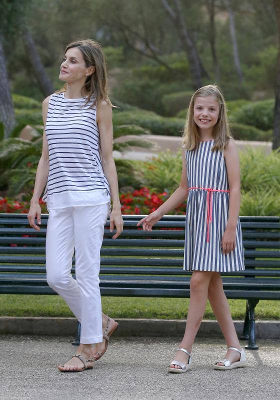 La Reina Doña Letizia, junto a la Infanta Leonor en Marivent. 