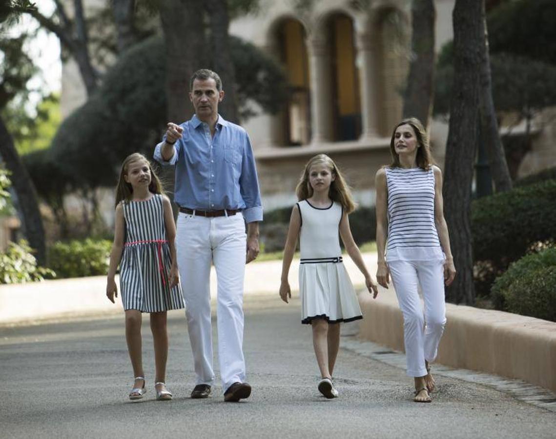 El Rey Felipe VI y la Reina Doña Letizia posan esta tarde con sus hijas, la Princesa Leonor y la Infanta Sofía. 