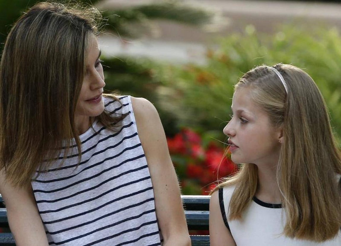 La Reina Doña Letizia conversa con su hija, la Princesa Leonor. 