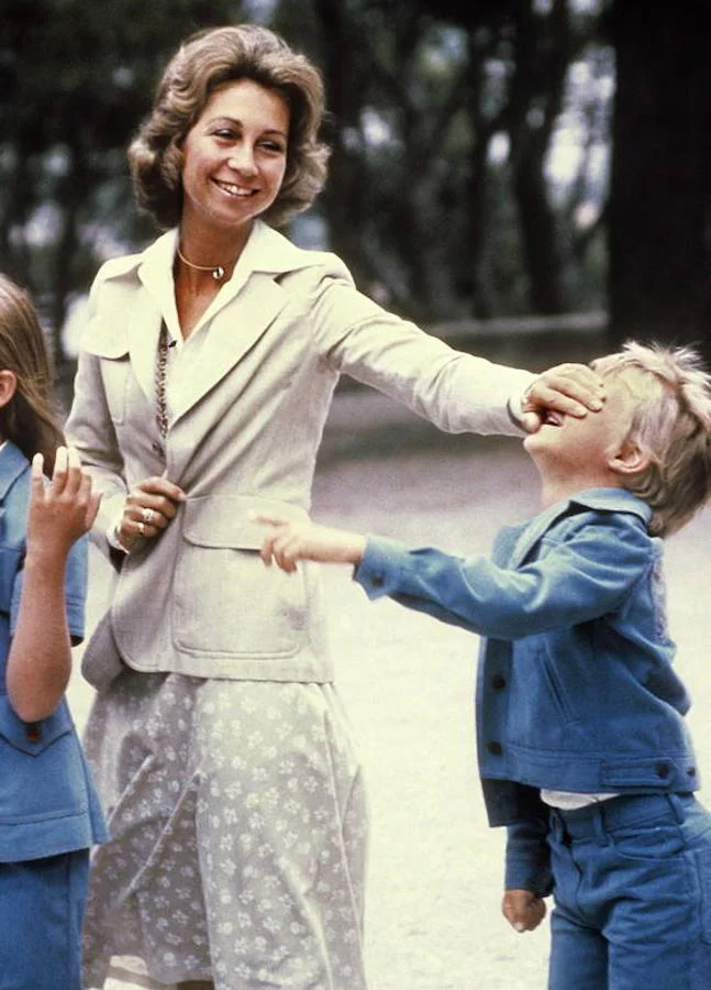 Fotografía de la entonces Princesa Sofía junto al Infante Felipe, tomada en Palma de Mallorca en 1975