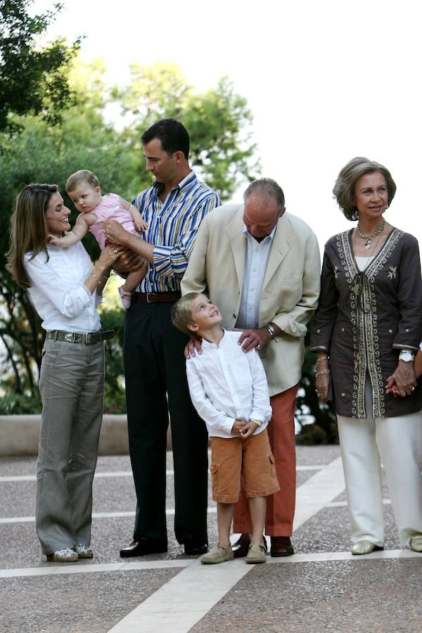 Posado oficial de la Familia Real en el palacio de Marivent en 2006. 
