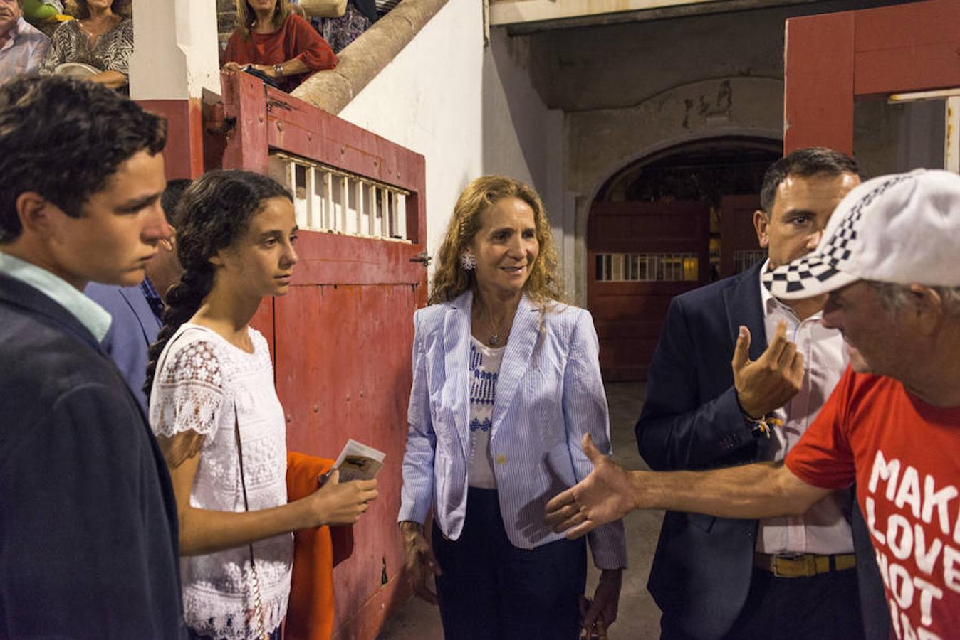 Las mejores imágenes de la ¿última? corrida de toros en Palma de Mallorca. La Infanta Elena, hermana mayor de Don Felipe, fue recibida con una ovación de bienvenida