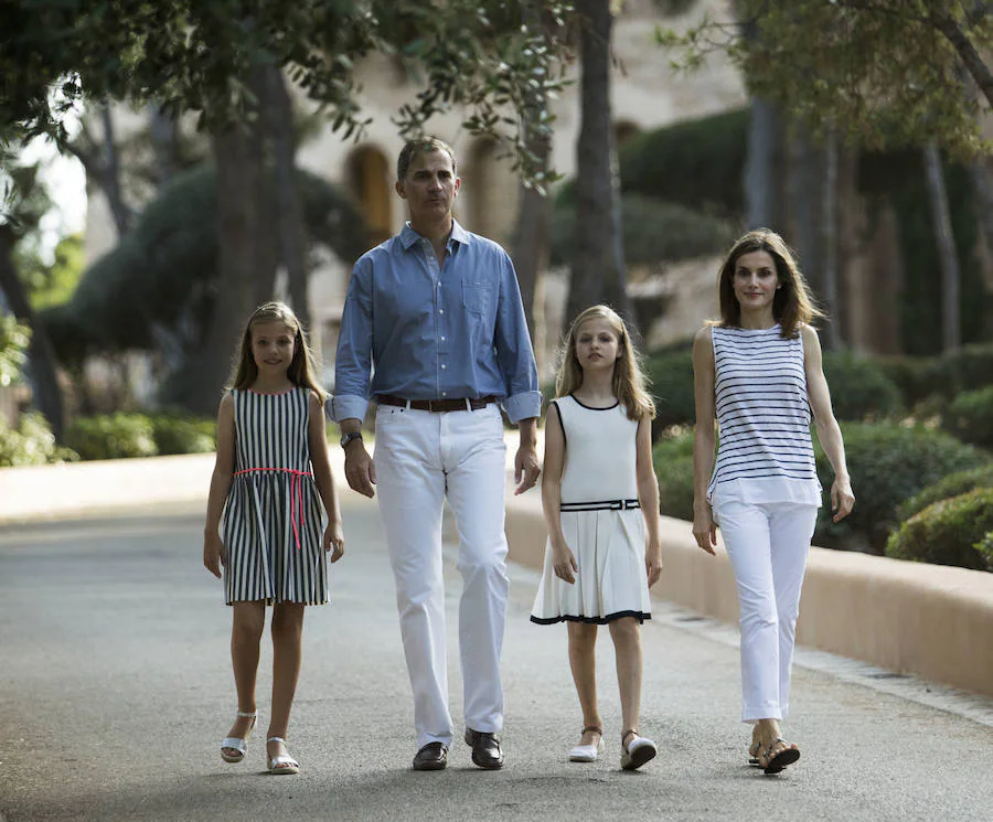 Los Reyes Felipe VI y Letizia posan junto a sus hijas Leonor y Sofía en el Palacio de Marivent este verano de 2016