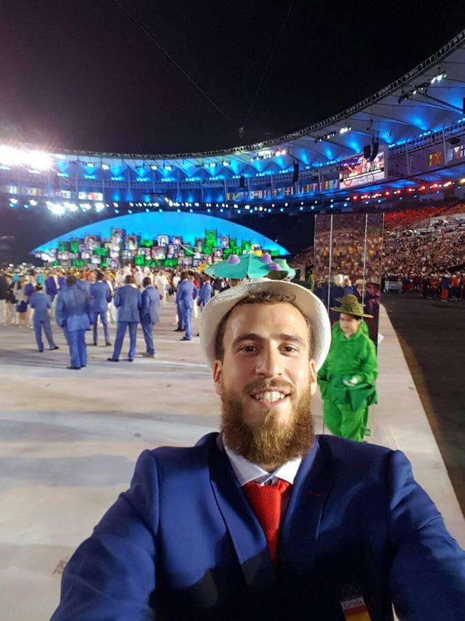 «El Chacho» haciéndose un selfie después de desfilar. 