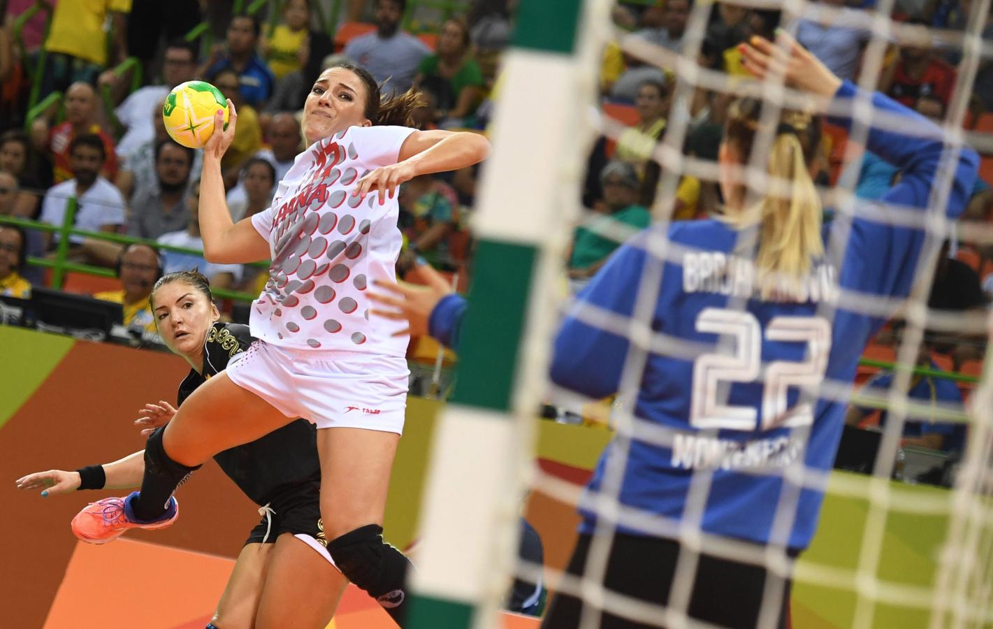 Las guerreras se comen a Montenegro. Las jugadoras de balonmano protagonizaron un debut más que movido con un marcador final favorable de 19-25