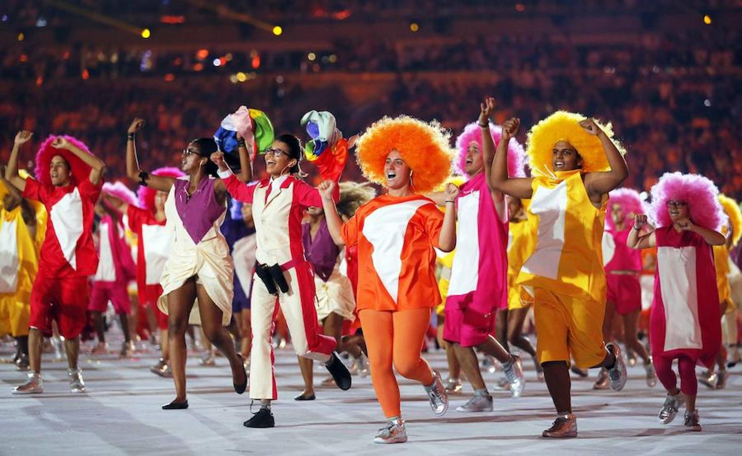 Al final de la primera parte de la ceremonia se llenó el escenario de artistas. 