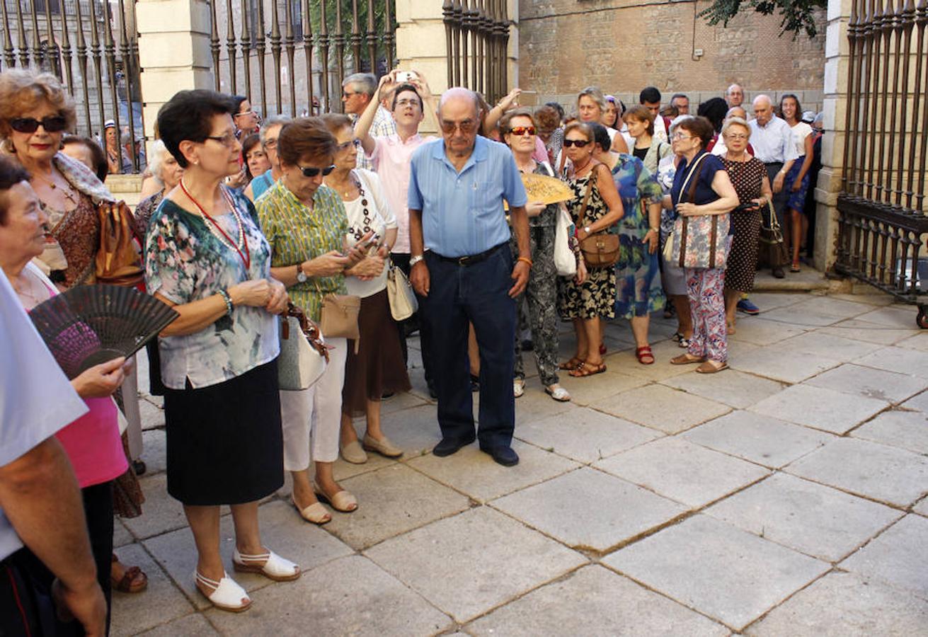 Fieles, a la puertas de la catedral. 