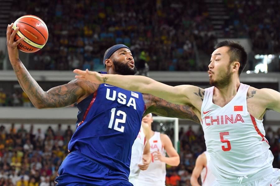 EE.UU. y China se midieron en el campo de baloncesto donde ganaron los americanos. 