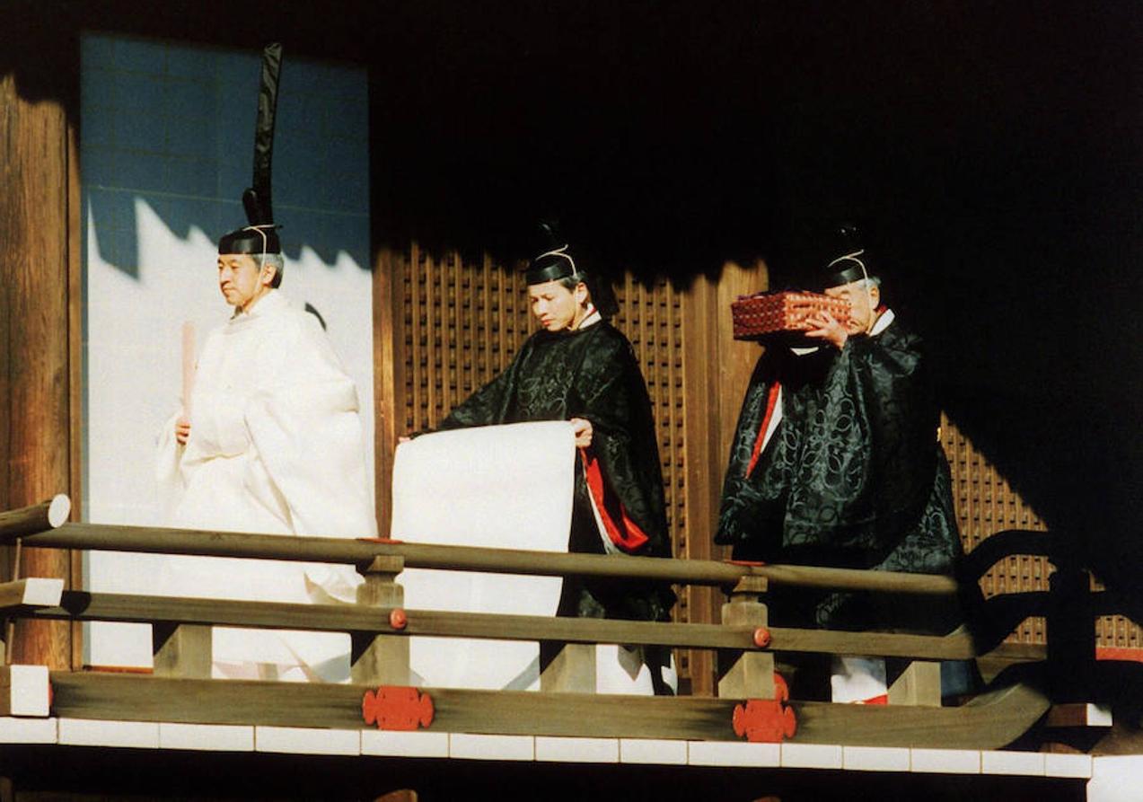 El Emperador, acompañado por personal de la Casa Imperial, se dirige al santuario sintoista del Palacio el día de su ascenso al Trono del Crisantemo en 1990