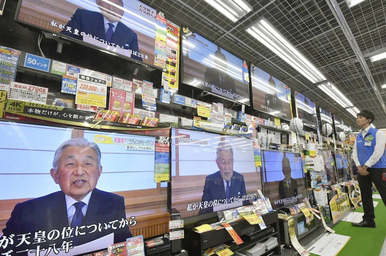 El insólito discurso del Emperador Akihito, seguido este lunes (hora japonesa) desde una tienda de electrodomésticos de Tokio