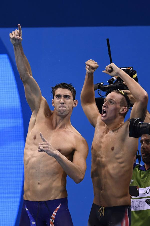 El regreso de Phelps. Phelps protagonizó un regresó espectacular después de lanzar a EE.UU. a la primera posición en el segundo relevo y dejarles una ventaja de más de 1 segundo que consiguió el oro